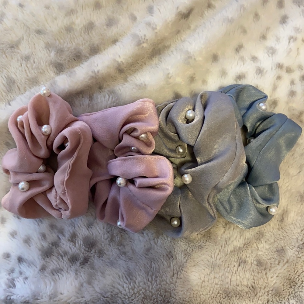 Pearl scrunchies